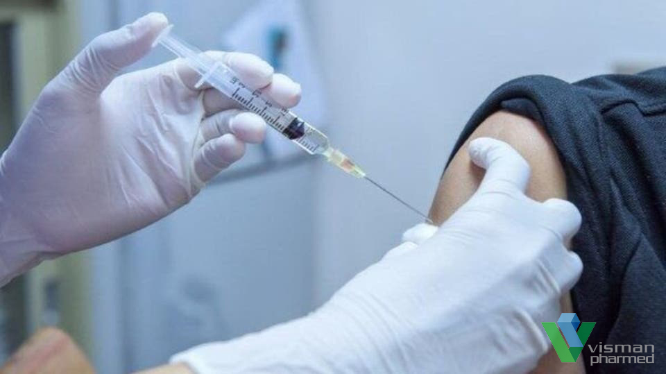 پس از تزریق واکسن کرونا توصیه می‌شود که اشخاص به مدت نیم ساعت در یک مرکز بهداشت و درمان تحت نظر قرار گیرند، زیرا عوارض و علائم اصلی واکسیناسیون در این بازه زمانی اتفاق می‌افتد.